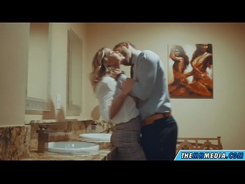 ❤️ Pamene blonde wabusty akunyengererani m'chimbudzi cha anthu onse ❌ pa ny.pornmega.ru ☑